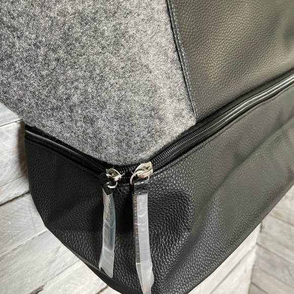 NEW Travel Tote with Zipper - Picture 3 of 8